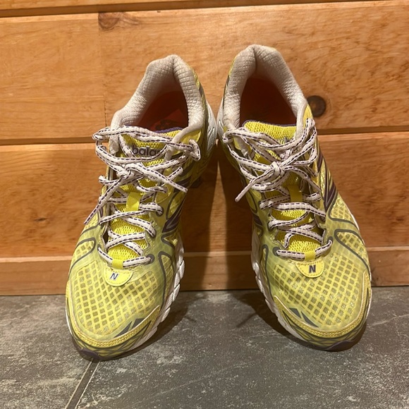 New Balance women’s 870 V3 running shoes yellow and purple - Picture 2 of 8